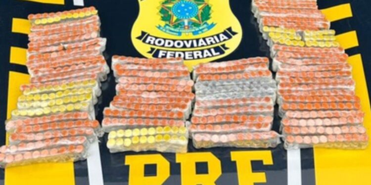 Passageiro é preso com 710 ampolas de remédio para emagrecer escondidas em frascos de perfume em SP