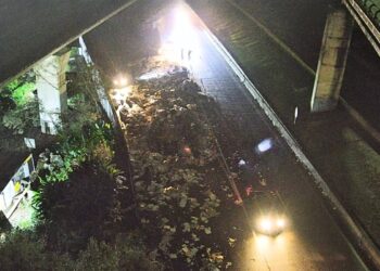 Carreta derruba carga após problema mecânico na Rodovia Padre Manoel da Nóbrega, SP