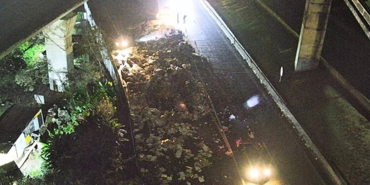 Carreta derruba carga após problema mecânico na Rodovia Padre Manoel da Nóbrega, SP