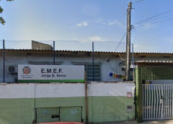 Briga com mais de 30 pessoas deixa feridas em frente a escola