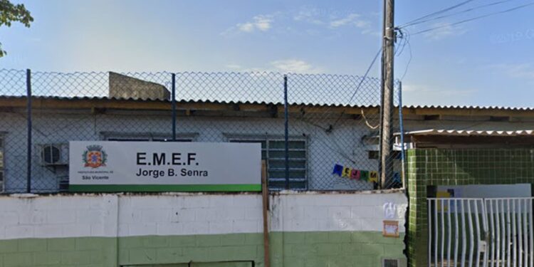 Briga com mais de 30 pessoas deixa feridas em frente a escola