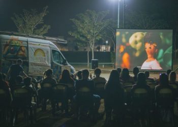 Cinema movido a energia solar chega à Baixada Santista com sessões gratuitas e pipoca