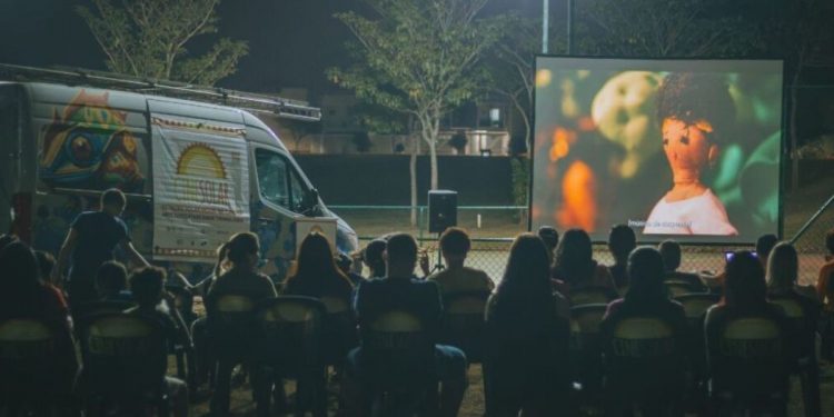 Cinema movido a energia solar chega à Baixada Santista com sessões gratuitas e pipoca