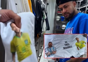 Neymar mostra foto com Messi em cueca e frase: 'Os três maiores'; VÍDEO