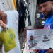 Neymar mostra foto com Messi em cueca e frase: 'Os três maiores'; VÍDEO