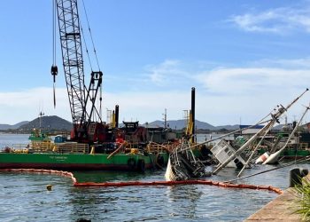 Navio histórico passa por operação de reflutuação após naufrágio no Porto de Santos; VÍDEO